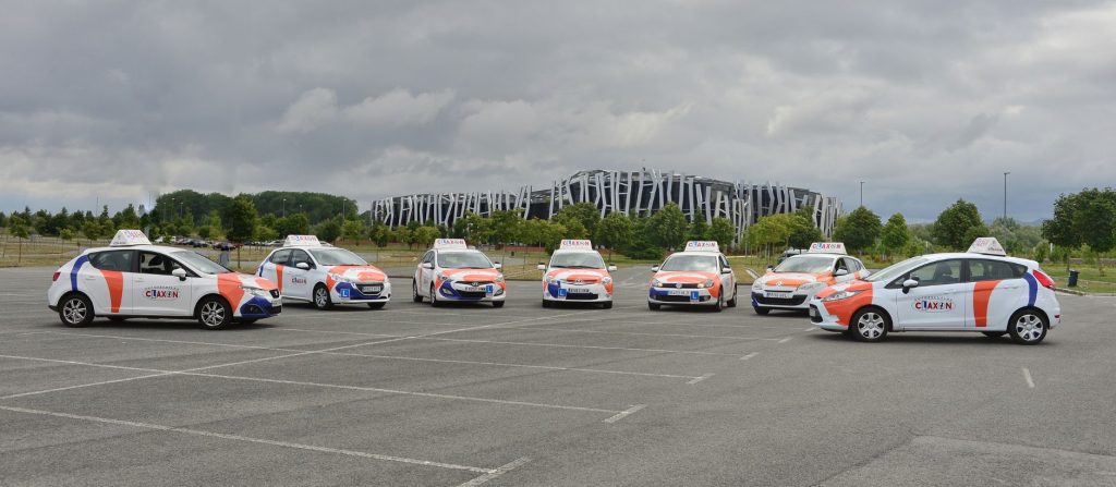coches autoescuelas claxon